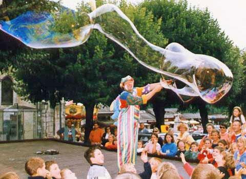 Monsieur Boul et ses bulles géantes spectacle de noel animation en tout genre.