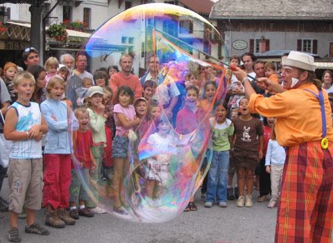 Animation de rue bulles géantes de Mr. Boul fêtes de quartier animateur mariage divorce mister Boul le clown