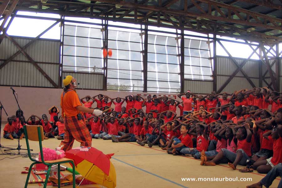 Spectacle de Mr. Boul dans une école en Guyane 